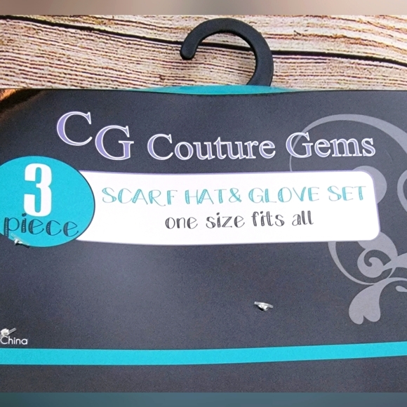 Ladies Hat, Scarf, and Glove Set. - Picture 5 of 5